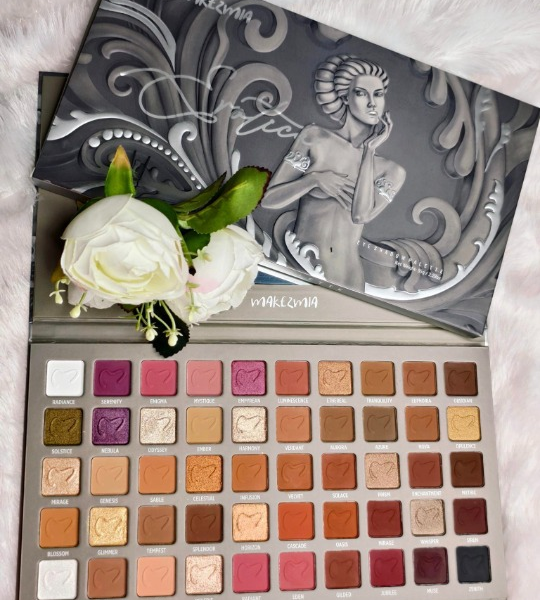 Makezmia Eyeshadow Palette