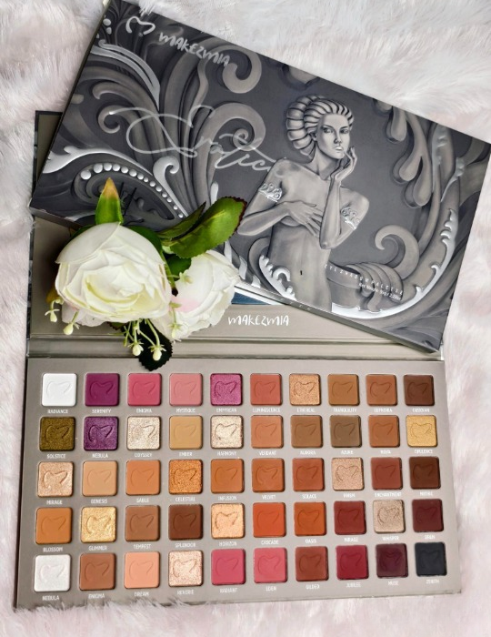 Makezmia Eyeshadow Palette