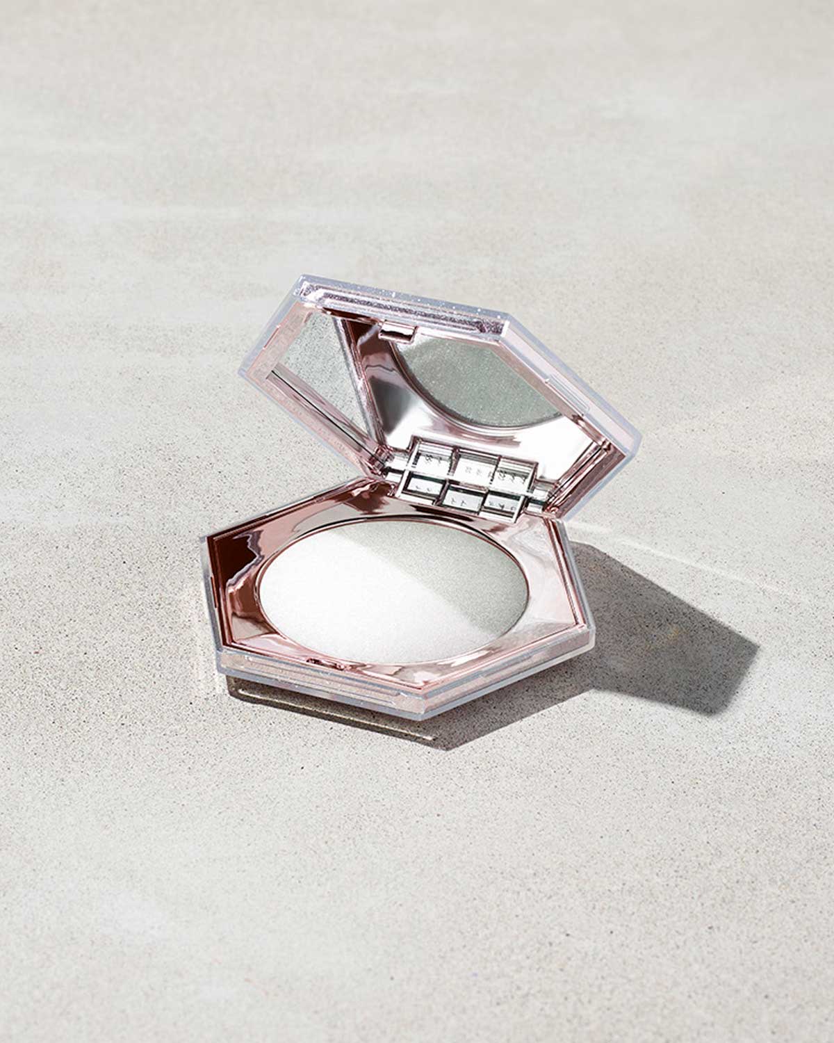 Fenty Beauty Diamond Bomb All-Over Diamond Veil Highlighter Fenty Beauty Diamond Bomb All-Over Diamond Veil Highlighter